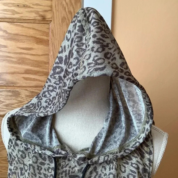 ZYIA Leopard Crop Hoodie Cheetah Gold Shimmer - Picture 4 of 11